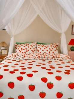 Strawberries Fleece Bedspread Twin